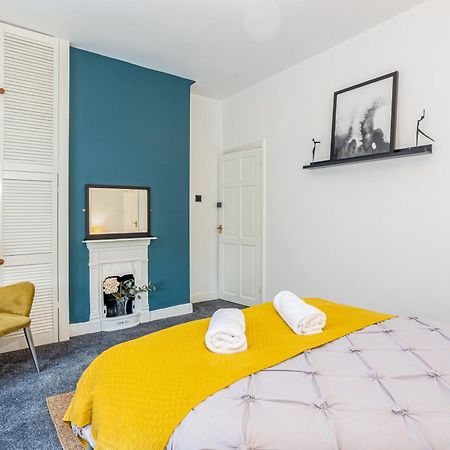 Coronation House By Yourstays - 3 Bedroom House In Newcastle-Under-Lyme Stoke-on-Trent Екстериор снимка