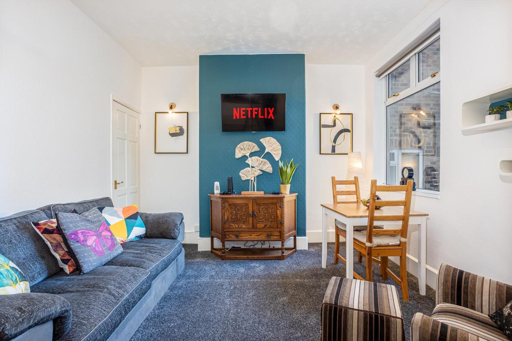 Coronation House By Yourstays - 3 Bedroom House In Newcastle-Under-Lyme Stoke-on-Trent Екстериор снимка