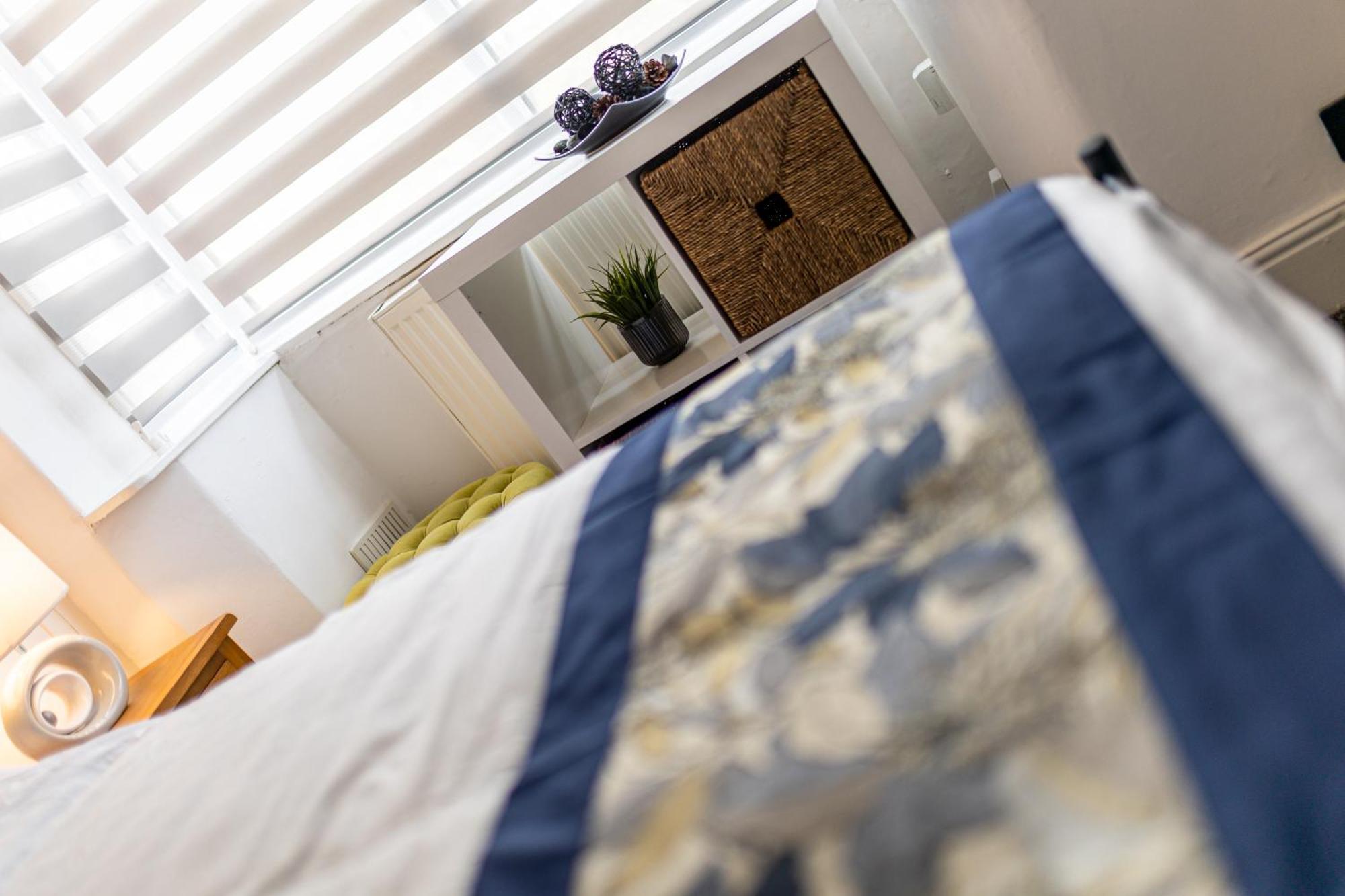 Coronation House By Yourstays - 3 Bedroom House In Newcastle-Under-Lyme Stoke-on-Trent Екстериор снимка