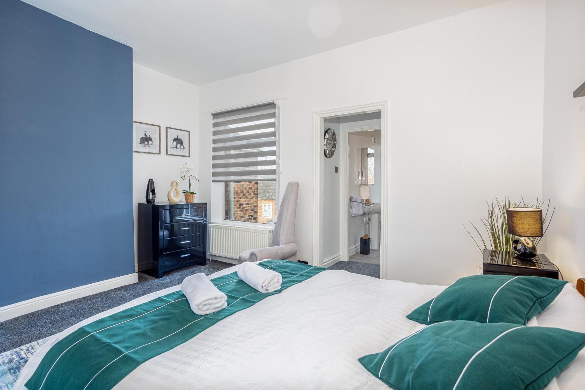 Coronation House By Yourstays - 3 Bedroom House In Newcastle-Under-Lyme Stoke-on-Trent Екстериор снимка