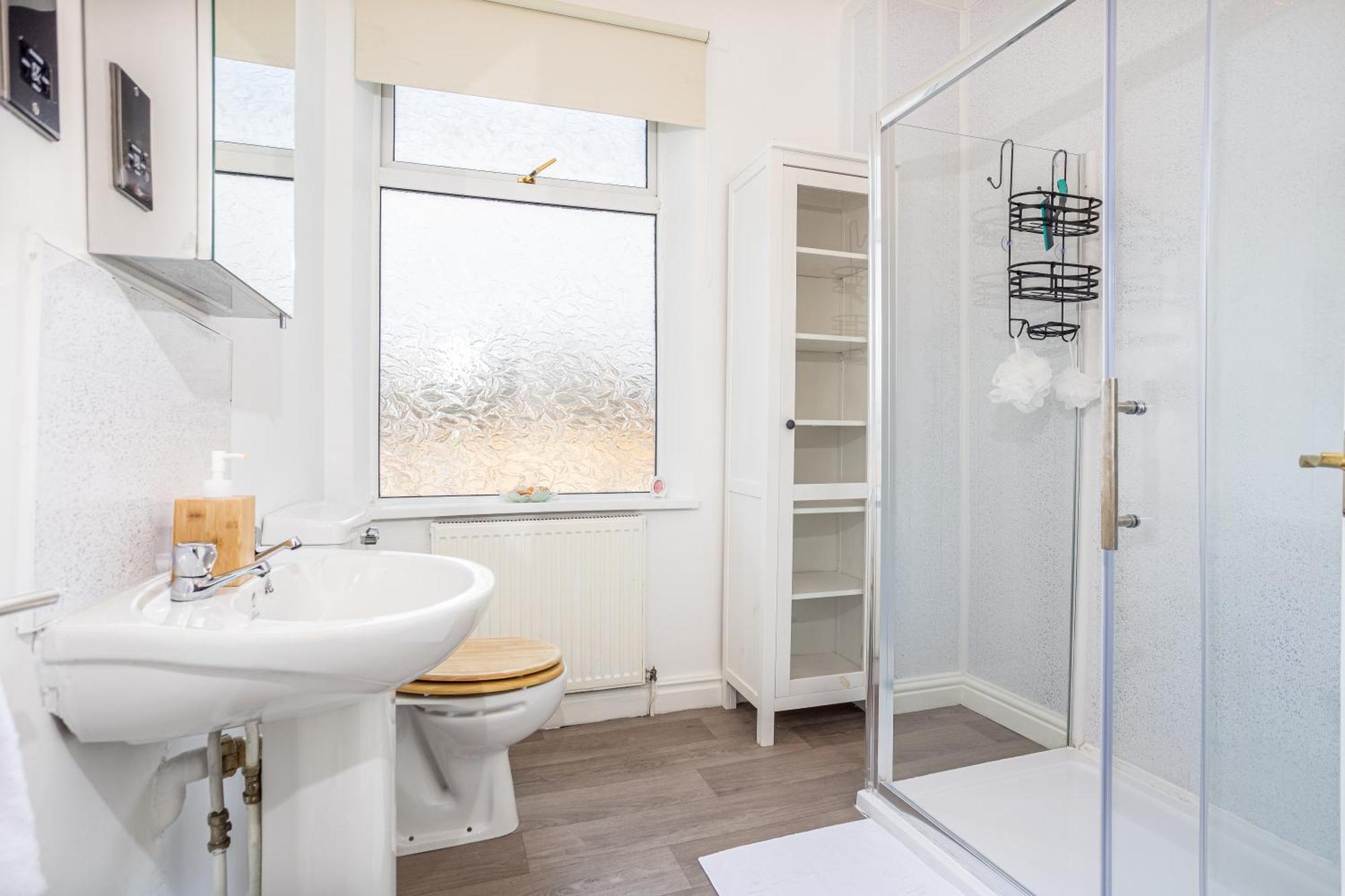 Coronation House By Yourstays - 3 Bedroom House In Newcastle-Under-Lyme Stoke-on-Trent Екстериор снимка