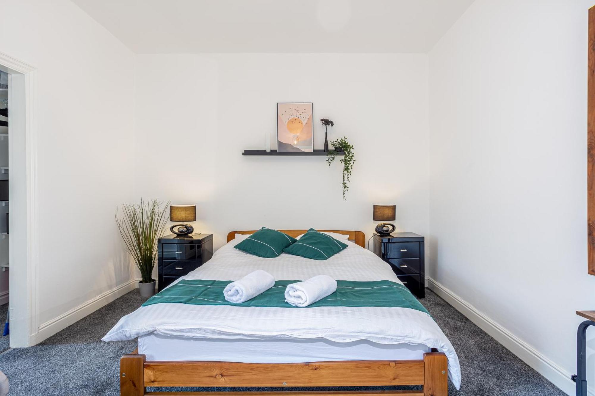Coronation House By Yourstays - 3 Bedroom House In Newcastle-Under-Lyme Stoke-on-Trent Екстериор снимка