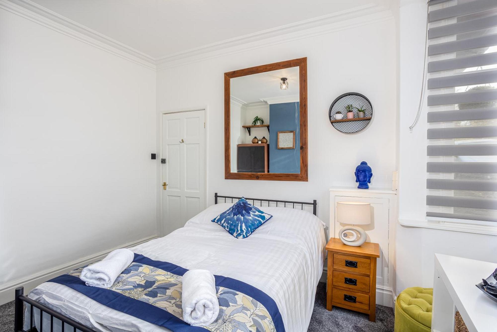 Coronation House By Yourstays - 3 Bedroom House In Newcastle-Under-Lyme Stoke-on-Trent Екстериор снимка